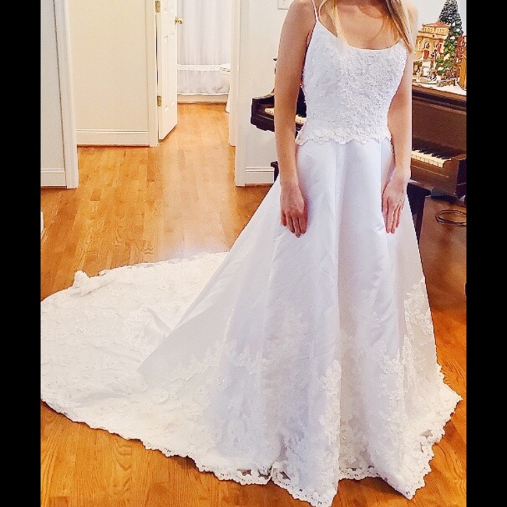 Gloria Vanderbilt White Beaded Lace Wedding Dress